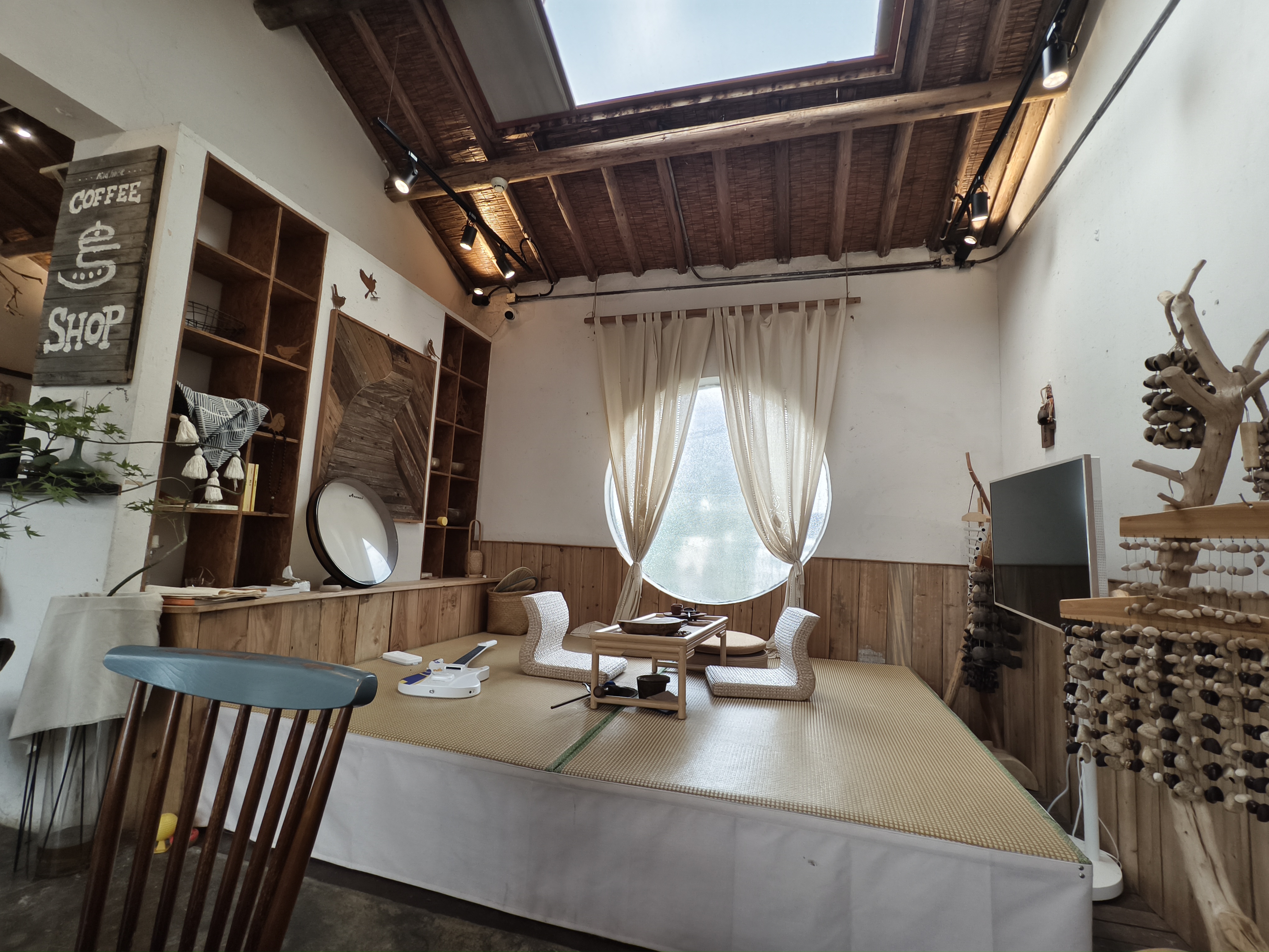 鸟屋咖啡室内屋顶、轨道灯和 Coffee Shop 木牌