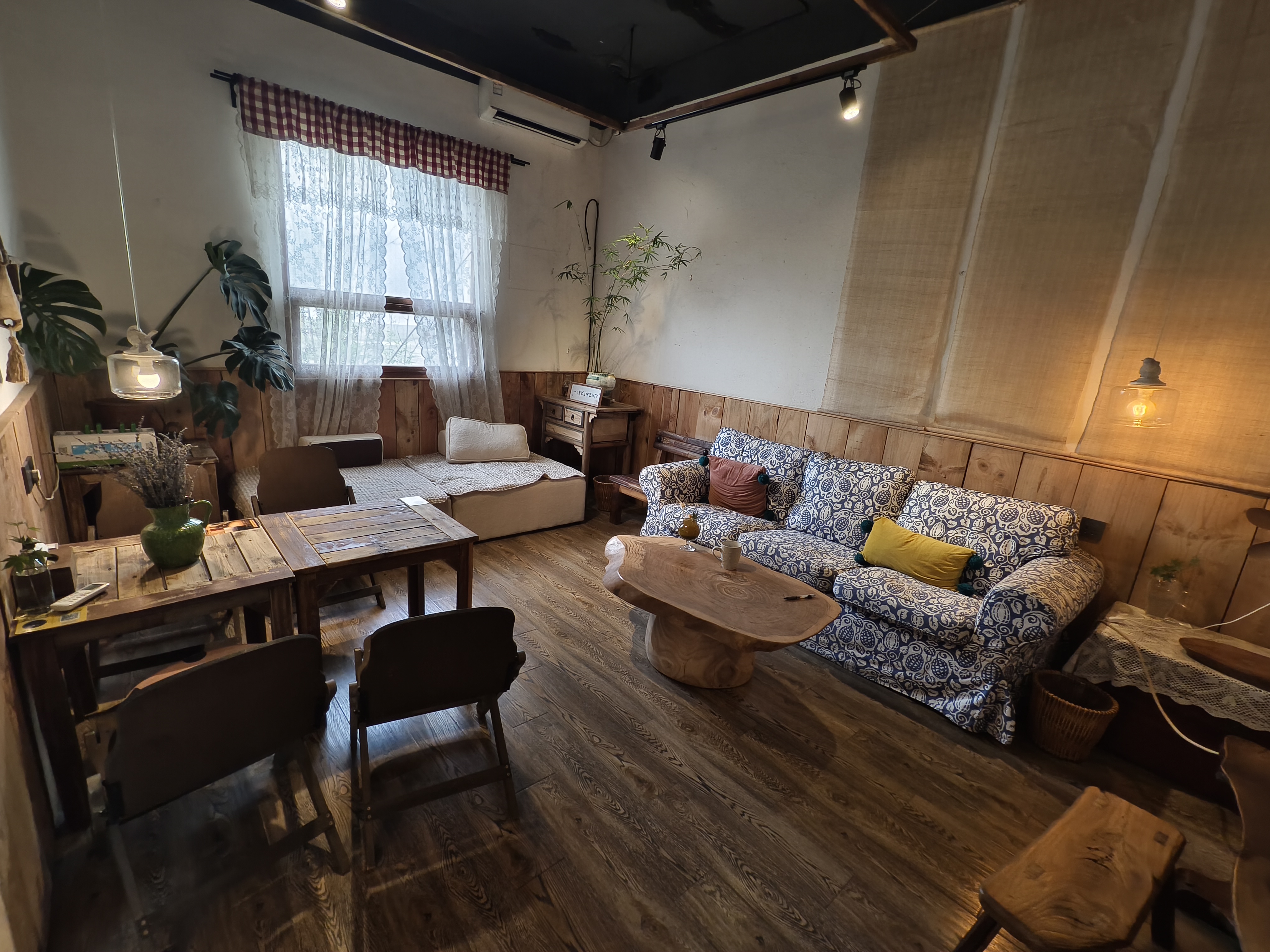 鸟屋咖啡室内木质座席、圆窗、榻榻米和休息角落